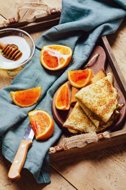 Portakallı, yaban mersinli ve ballı krep yığını..