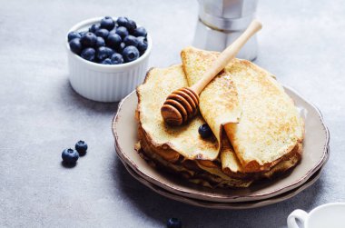 Yaban mersinli ve bal şuruplu krep yığını.