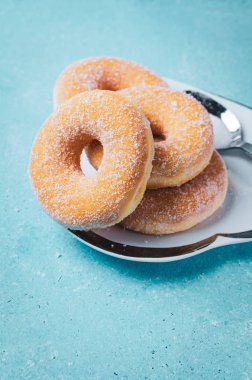 Beyaz kalp şeklindeki çörekler ve turkuazda şeker.+