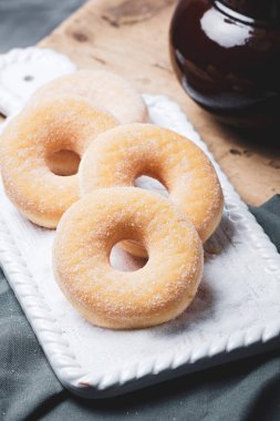 Tahta masada şekerli donut..