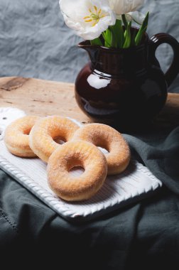 Tahta masada şekerli donut..