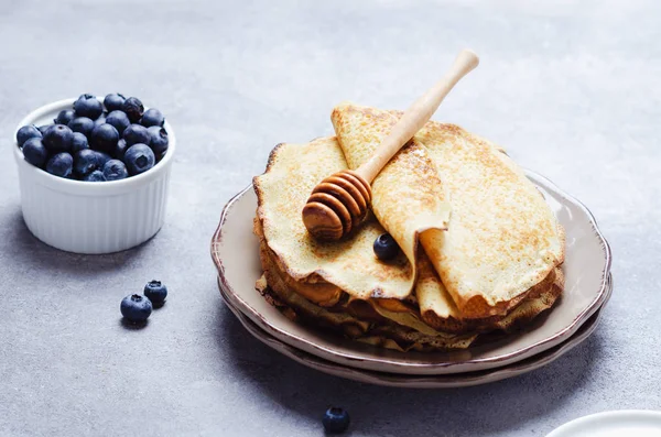 Pila di frittelle con mirtilli e sciroppo di miele . — Foto Stock