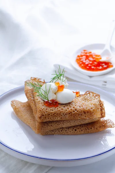 Pila Frittelle Con Caviale Rosso Con Crema Aspra Focus Selettivo — Foto Stock