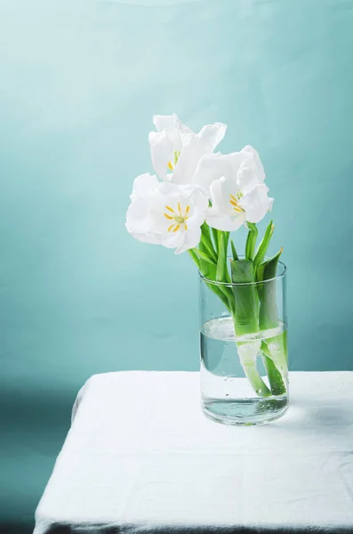 Tulpenbloemen Een Glazen Vaas Tafel Met Ruimte Voor Tekst — Stockfoto