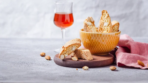Biscotti Tradizionali Toscani Cantuccini Con Vino Del Deserto Bicchiere — Foto Stock