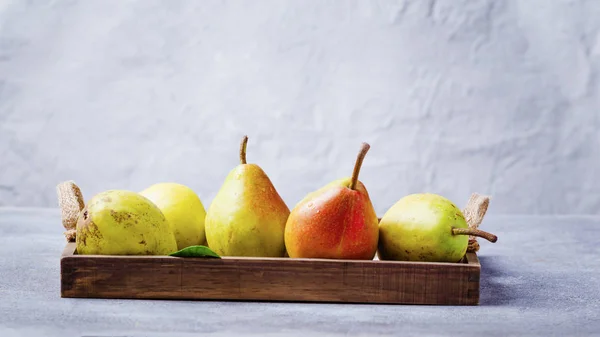 Verse Rijpe Biologische Peren Houten Dienblad — Stockfoto