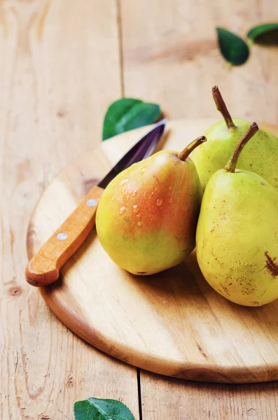 Peras Frescas Orgánicas Maduras Sobre Tabla Madera — Foto de Stock