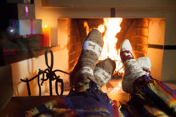 Şöminenin Yanındaki Sıcak Çoraplı Kadın Erkek Sıcak Bir Bardakla Kalp — Stok fotoğraf