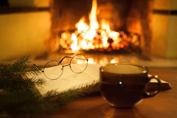 Libro Antico Aperto Bicchieri Antichi Una Tazza Bevanda Calda Davanti — Foto Stock