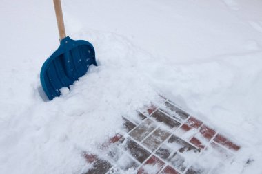 Kışın karları kürekle temizlemek.