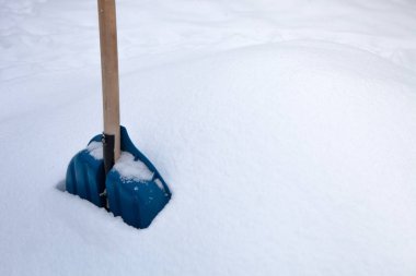 Kışın karları kürekle temizlemek.