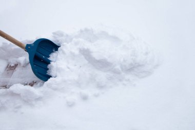 Kışın karları kürekle temizlemek.