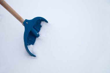 Kışın karları kürekle temizlemek.