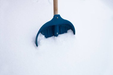Kışın karları kürekle temizlemek.