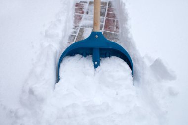 Kışın karları kürekle temizlemek.