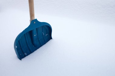 Kışın karları kürekle temizlemek.