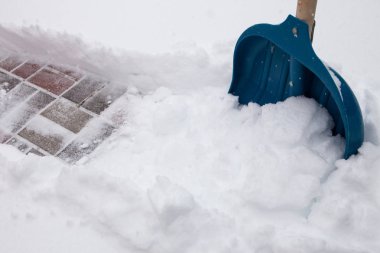 Kışın karları kürekle temizlemek.