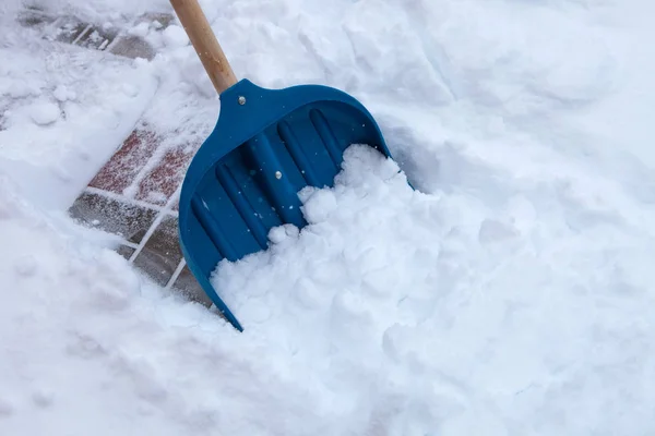 Pulizia Neve Con Pala Nella Giornata Invernale — Foto Stock