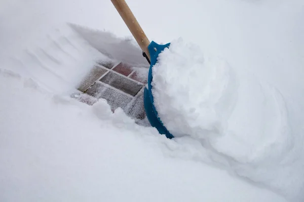 Pulizia Neve Con Pala Nella Giornata Invernale — Foto Stock