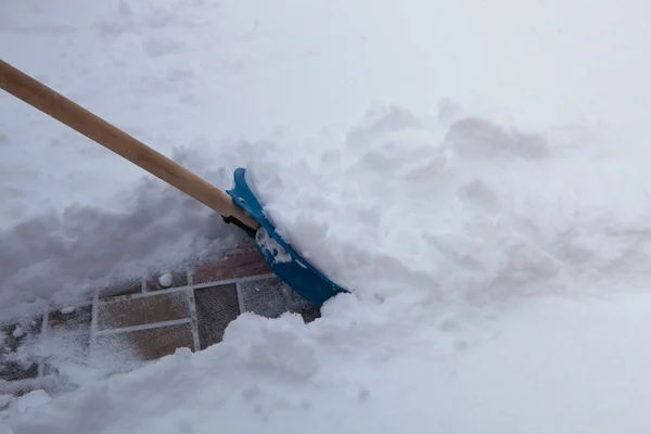 Pulizia Neve Con Pala Nella Giornata Invernale — Foto Stock