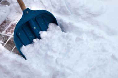 Kışın karları kürekle temizlemek.