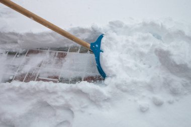 Kışın karları kürekle temizlemek.