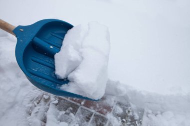 Kışın karları kürekle temizlemek.