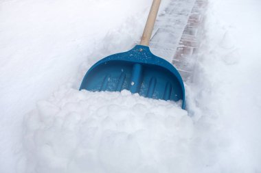 Kışın karları kürekle temizlemek.