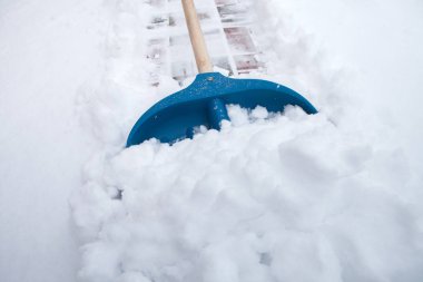 Kışın karları kürekle temizlemek.