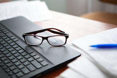 Ofis Masası bilgisayar kağıt raporları bir yığın iş formları