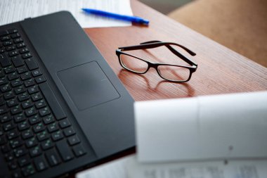 Ofis Masası bilgisayar kağıt raporları bir yığın iş formları