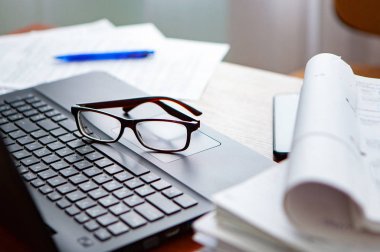 Ofis Masası bilgisayar kağıt raporları bir yığın iş formları