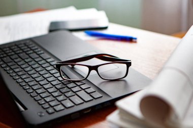 Ofis Masası bilgisayar kağıt raporları bir yığın iş formları