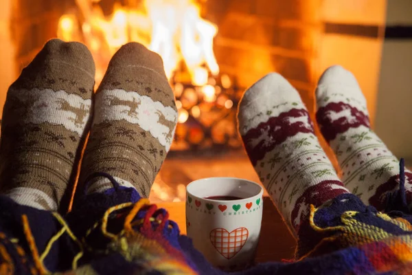 Mann Und Frau Warmen Socken Kamin Tasse Mit Einem Heißen — Stockfoto