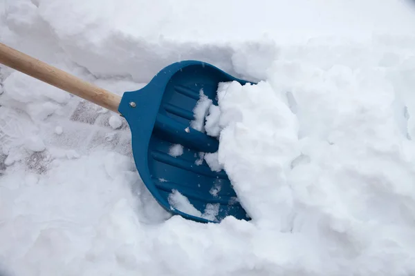 冬の日にシャベルで雪をきれいにする — ストック写真