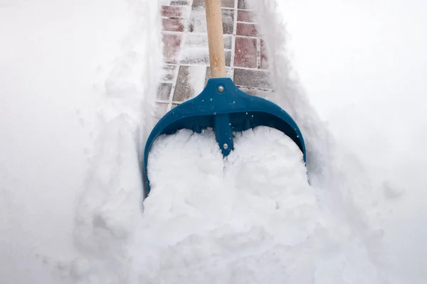 Pulizia Neve Con Pala Nella Giornata Invernale — Foto Stock