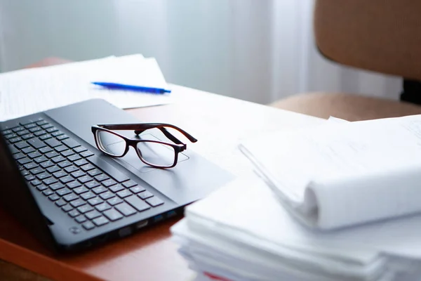 Ofis Masası bilgisayar kağıt raporları bir yığın iş formları