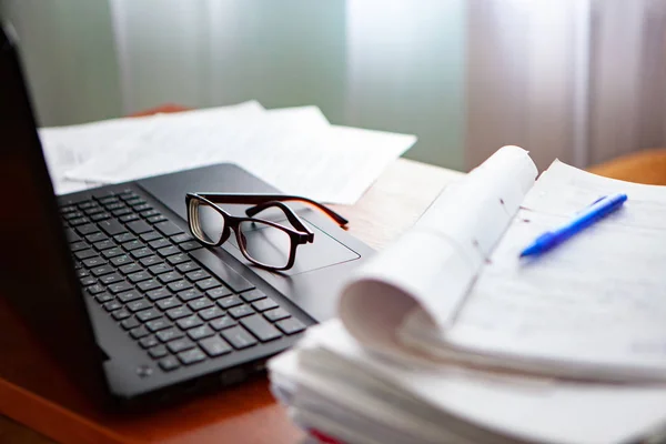 Ofis Masası bilgisayar kağıt raporları bir yığın iş formları