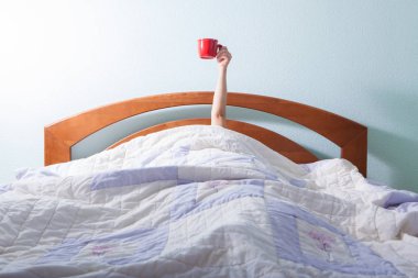 Sabah kahvesi yatakta.