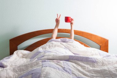 Sabah kahvesi yatakta.