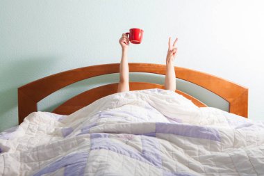 Sabah kahvesi yatakta.