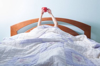 Sabah kahvesi yatakta.