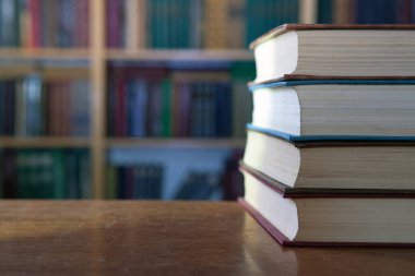 Kütüphanedeki eski kitaplar.