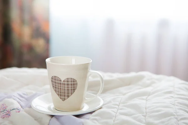 Kaffee Morgen Auf Dem Hintergrund Des Bettes Und Des Fensters — Stockfoto