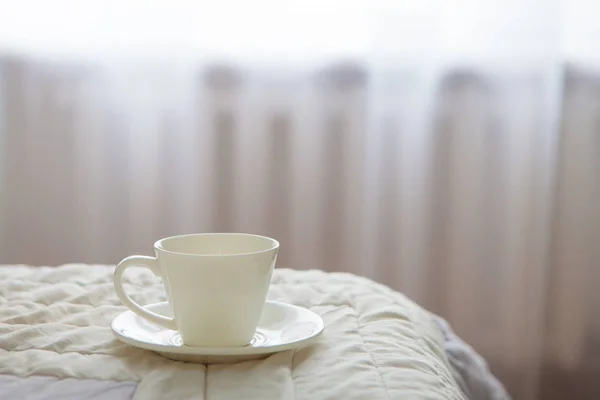 Kaffee Morgen Auf Dem Hintergrund Des Bettes Und Des Fensters — Stockfoto