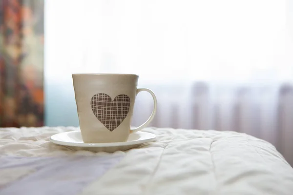Kaffee Morgen Auf Dem Hintergrund Des Bettes Und Des Fensters — Stockfoto