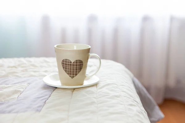 Kaffee Morgen Auf Dem Hintergrund Des Bettes Und Des Fensters — Stockfoto