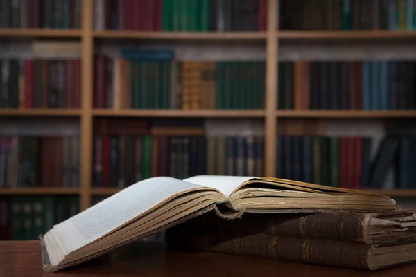 Kütüphanedeki eski kitaplar.