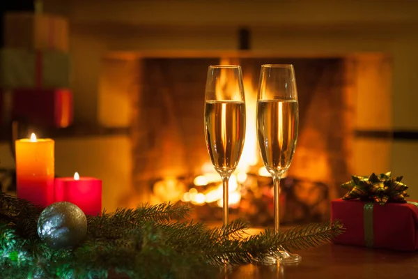 Yeni Yıl Şömine Şampanyalı Iki Şarap Bardağı — Stok fotoğraf