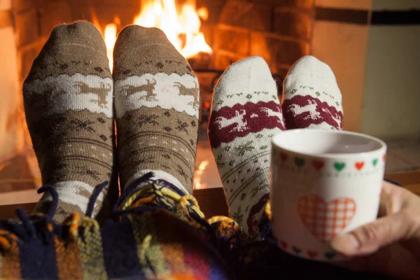 Mann Und Frau Warmen Socken Kamin Tasse Mit Einem Heißen — Stockfoto